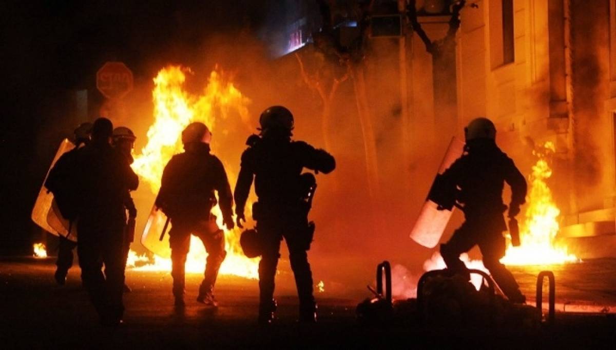 Πέτρες και μολότοφ στα Εξάρχεια το Σαββατόβραδο