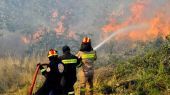 Μάχη με τις φλόγες σε πέντε μέτωπα