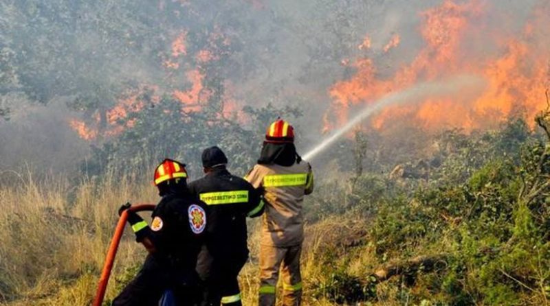 Μάχη με τις φλόγες σε πέντε μέτωπα