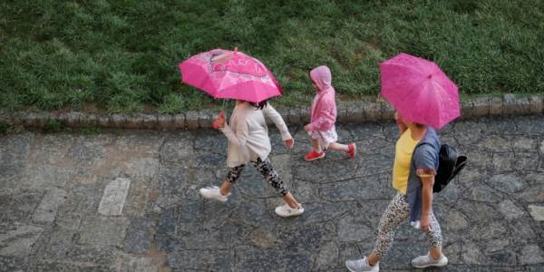 Έντονες βροχοπτώσεις στη βόρεια Ελλάδα- Περιορίζονται τα φαινόμενα την Κυριακή