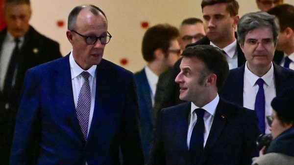 Ο Μερτς... σπεύδει στον Μακρόν για να σβήσει τη ντροπή