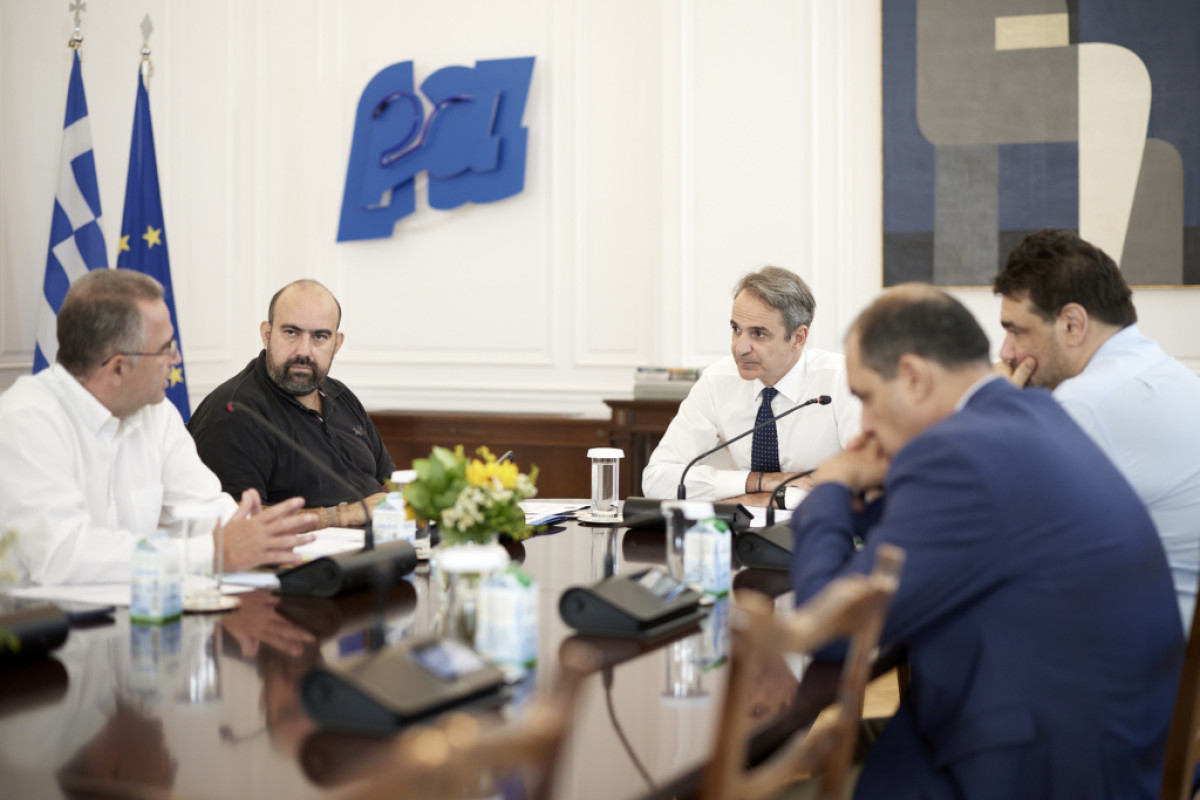 Συνάντηση Μητσοτάκη με δήμαρχο Κυθήρων: Σχέδιο στήριξης και αποκατάστασης για το νησί μετά τη φωτιά