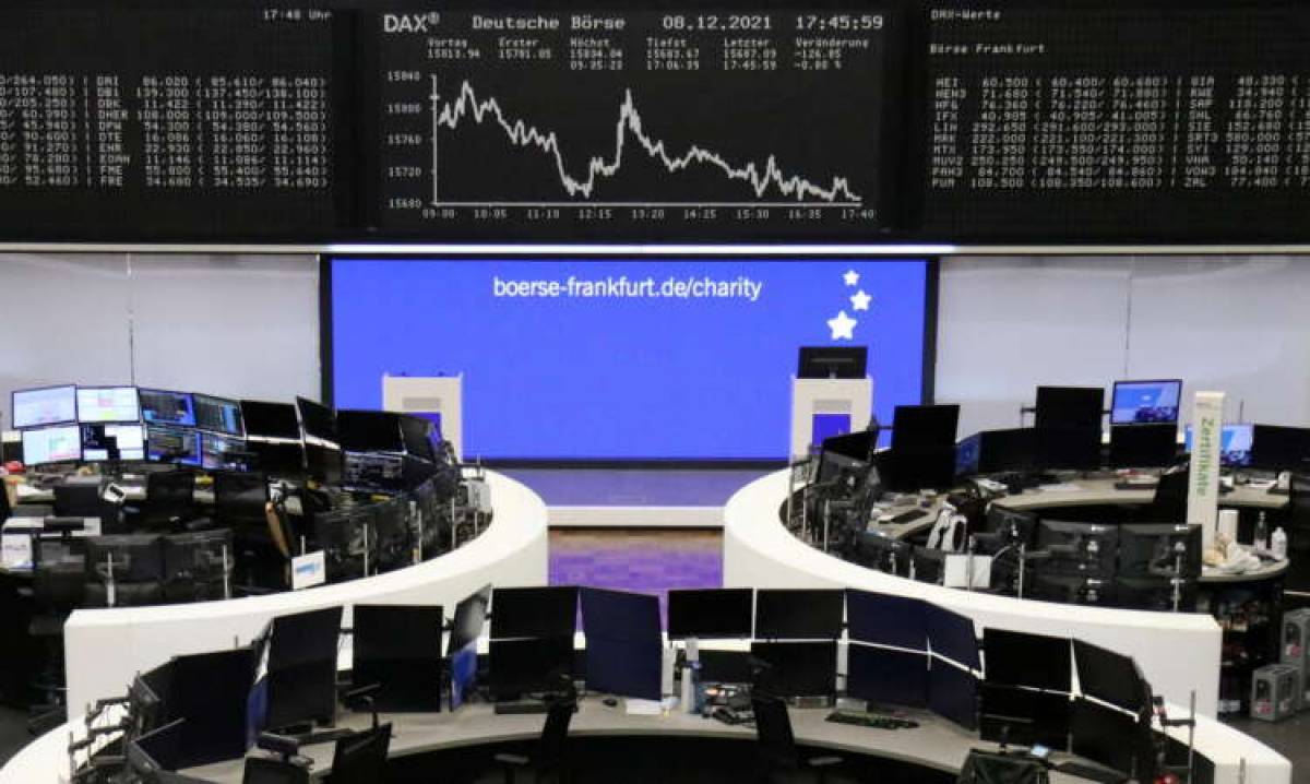 Ήπια διόρθωση στις ευρωαγορές, με το «βλέμμα» στην Όμικρον