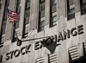 Wall Street: Η αγορά εργασίας την οδηγεί σε νέα ρεκόρ