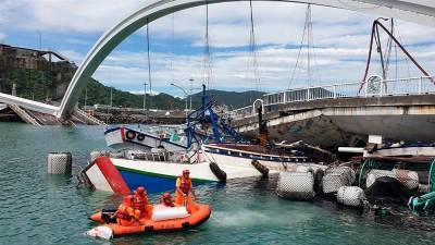 Ταϊβάν: Έξι αγνοούμενοι μετά την κατάρρευση γέφυρας