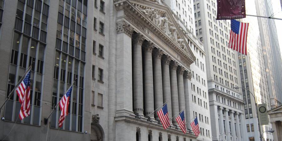 Wall Street: Κέρδη με το βλέμμα στην επανεκκίνηση της οικονομίας