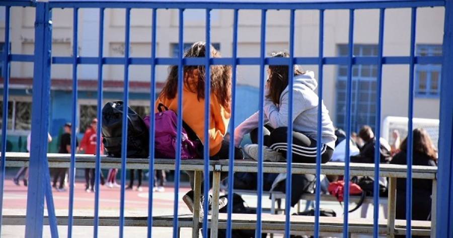 Συνελήφθη καθηγητής στην Άνδρο επειδή αρνήθηκε να κάνει self test