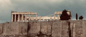 Τέμπη: Παρέμβαση καλλιτεχνών με πανό στην Ακρόπολη