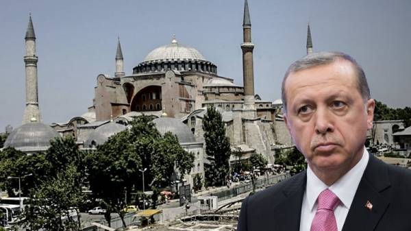 DW: Εν αναμονή της απόφασης για την Αγιά Σοφιά