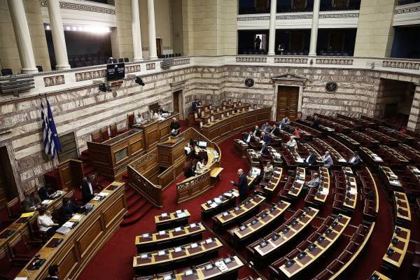 Στη Βουλή τροπολογία για παράταση συμβάσεων στην καθαριότητα των δήμων