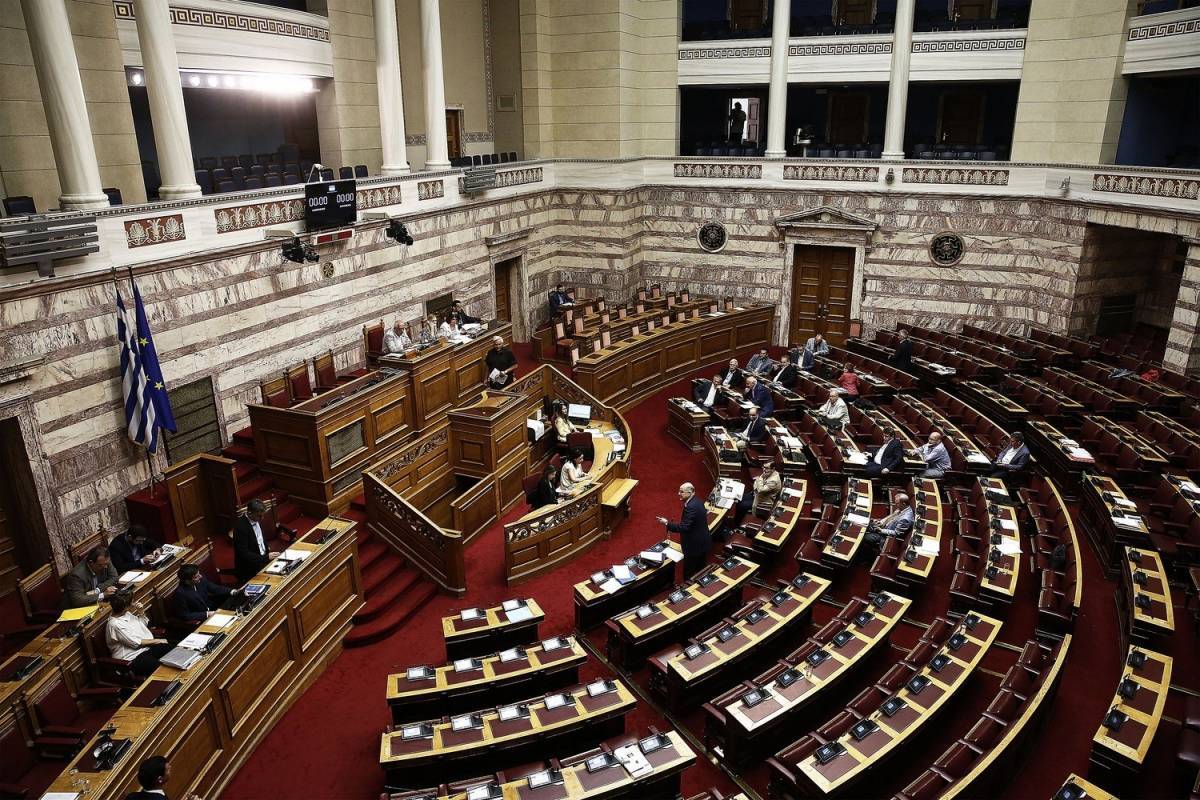 Στη Βουλή τροπολογία για παράταση συμβάσεων στην καθαριότητα των δήμων