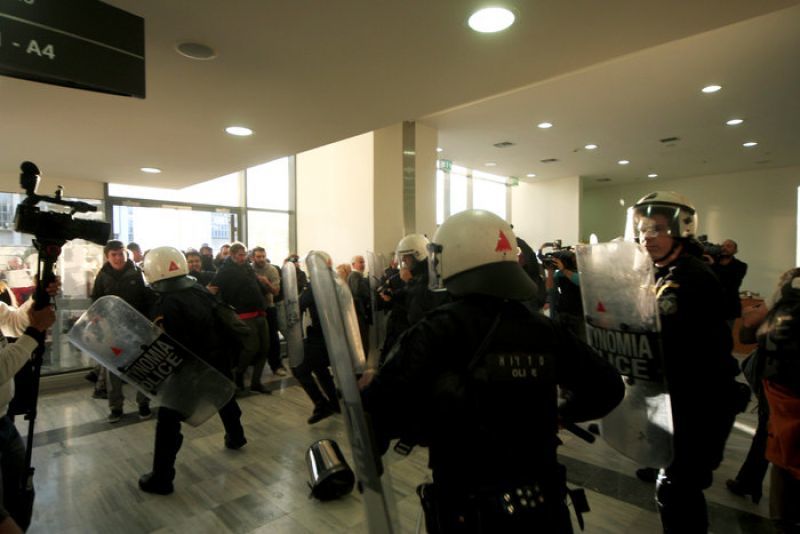 Πλειστηριασμοί: Τρεις τραυματίες από τα επεισόδια στο Ειρηνοδικείο Αθηνών