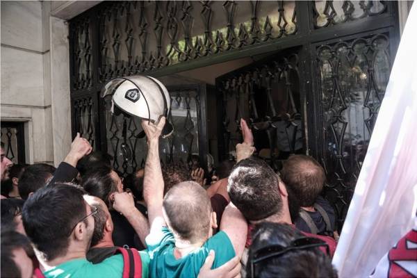 Επεισόδιο από μέλη του ΠΑΜΕ σε συμβολαιογραφείο στο Κολωνάκι