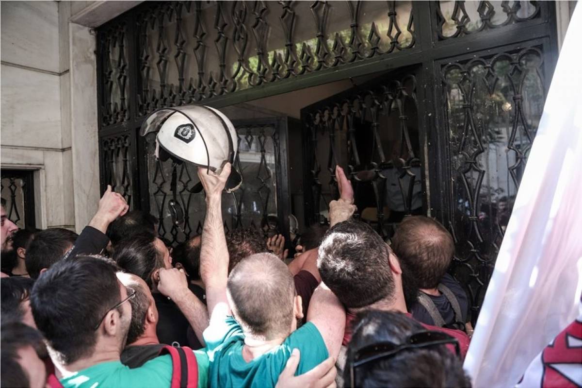 Επεισόδιο από μέλη του ΠΑΜΕ σε συμβολαιογραφείο στο Κολωνάκι