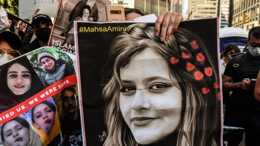 Ιράν: Συνελήφθη δημοσιογράφος που πήρε συνέντευξη απ&#039;τον πατέρα της Αμινί