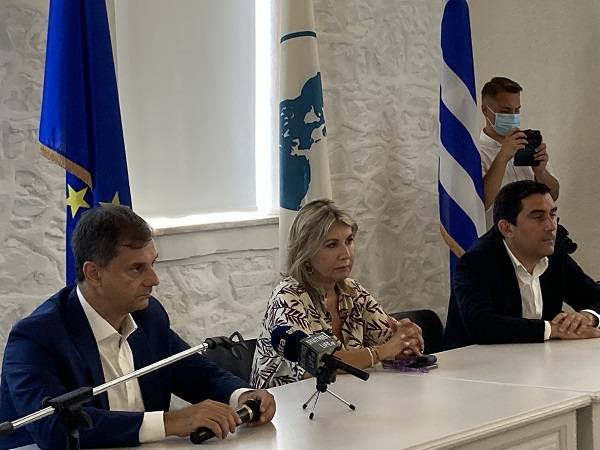 Θεοχάρης για εμβολιασμούς: Το εισιτήριο εξόδου προς την ελευθερία