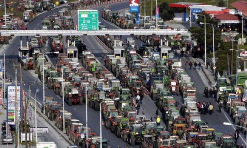 Ενισχύουν τα μπλόκα οι αγρότες: Κλειστά τελωνεία-αποκλεισμοί δρόμων