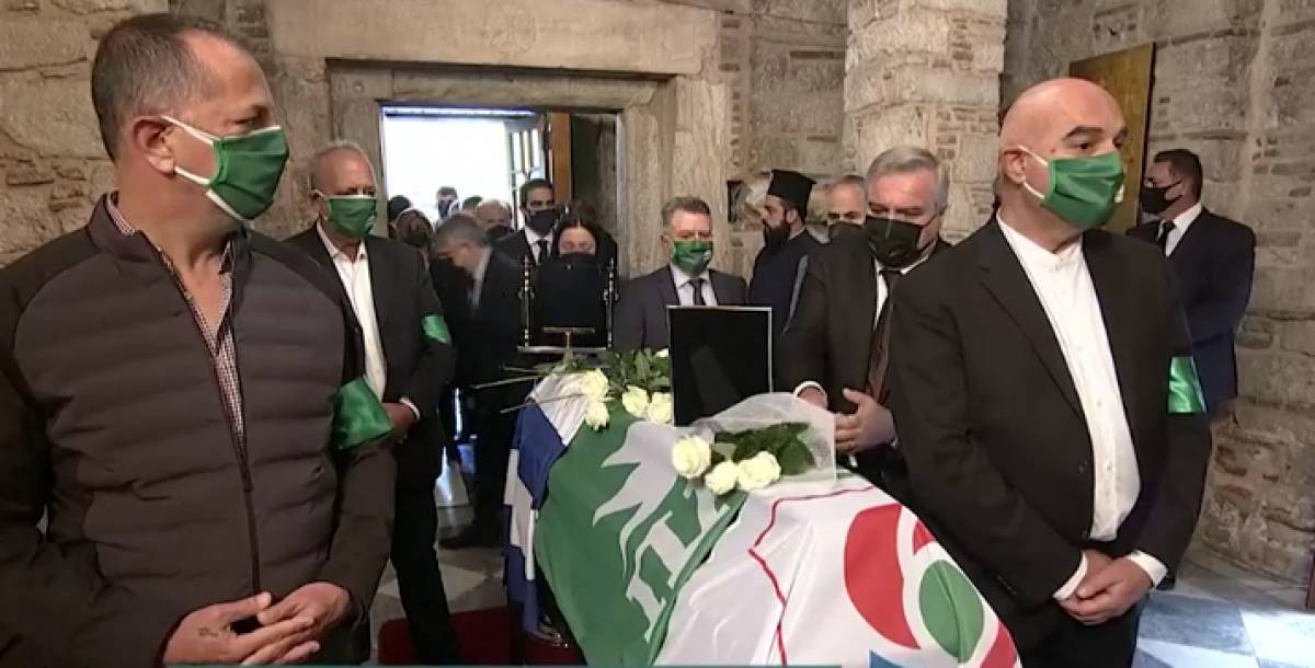 Μητρόπολη: Πλήθος κόσμου αποχαιρετά τη Φώφη Γεννηματά (videos)