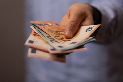 Σήμερα καταβάλλεται το «μπόνους» €300 σε 1.790 μακροχρόνια ανέργους-Οι δικαιούχοι