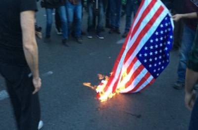 Θεσσαλονίκη: Διαδηλωτές έκαψαν την αμερικανική σημαία μπροστά στο προξενείο