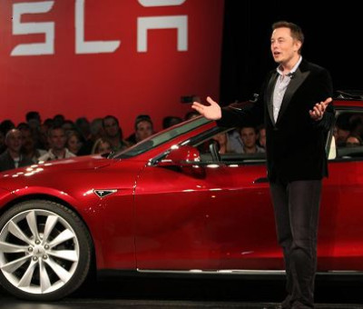 Μασκ: Μελλοντικά η Tesla θα αξίζει περισσότερο από την Apple