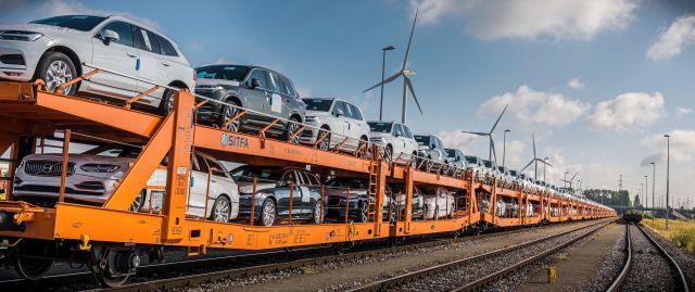 Η Volvo Cars αντικαθιστά τα φορτηγά με τρένα στο δίκτυο των μεταφορών της