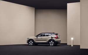 Volvo Cars: Παρουσιάζει αναβαθμίσεις στα αμιγώς ηλεκτρικά και υβριδικά αυτοκίνητα