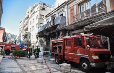 Αθήνα: Φωτιά σε κτίριο στην Αιόλου- Κίνδυνος κατάρρευσης