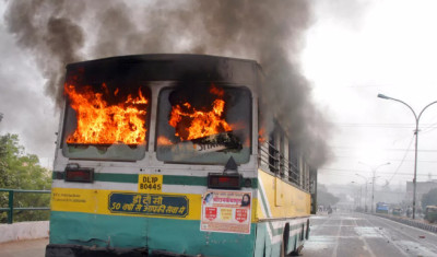 Ινδία: Πέντε νεκροί από φωτιά σε λεωφορείο