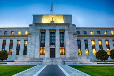 Fed: Mείωση επιτοκίων, παρά τον επίμονα υψηλό πληθωρισμό