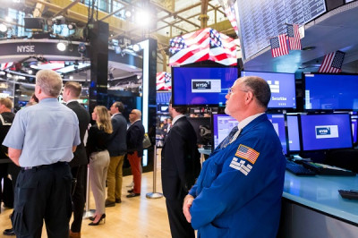 Τέταρτη σερί άνοδος στη Wall Street με ώθηση από τα μάκρο