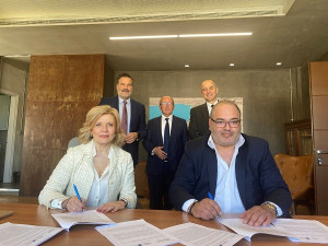 Υπογράφουν τη Σύμβαση η Γενική Διευθύντρια Μεγάλων Έργων κυρία Γ. Στεφανάκου και ο Εκπρόσωπος της αναδόχου κατασκευαστικής εταιρείας «ΕΛΤΕΡΓΑ Α.Ε.» κύριος Π. Τσάμπρας