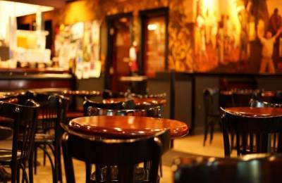 Νέα περιοριστικά μέτρα: Κλείνουν μπαρ-εστιατόρια από 24:00 σε 15 περιοχές
