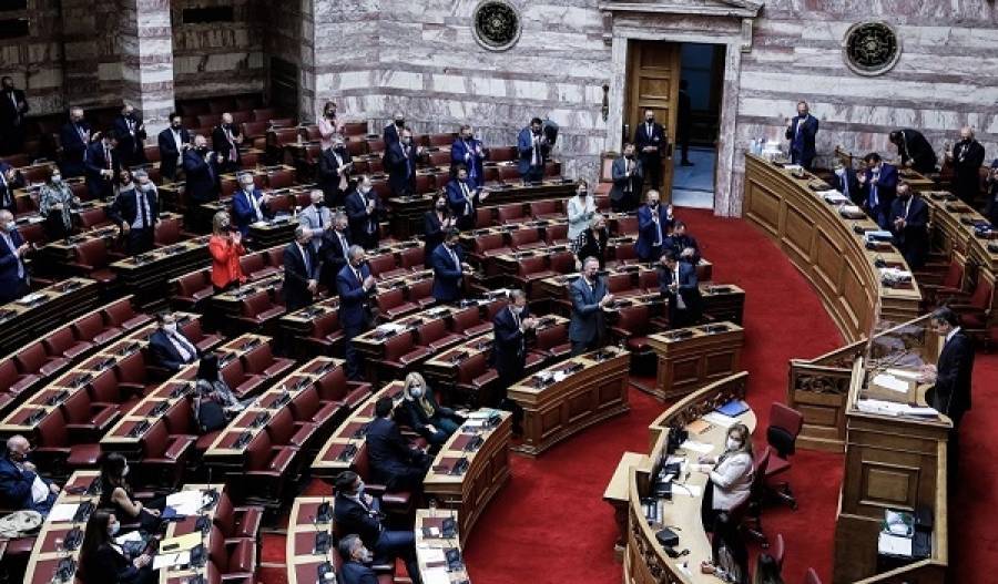 Βουλή: Συνεχίζεται η αντιπαράθεση για πτωχευτικό στην Ολομέλεια