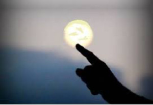 Όταν έδειχναν στον ηλίθιο το φεγγάρι, αυτός κοίταζε το δάκτυλο